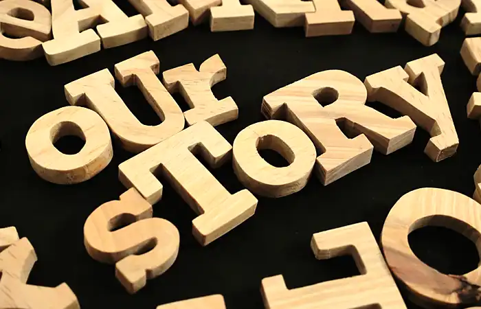 Unsere Geschichte: Wörter mit Holzbuchstaben geschrieben